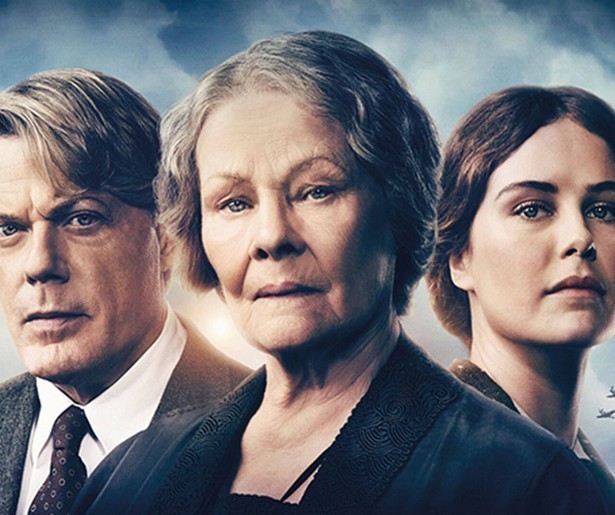 Eddie Izzard brengt zichzelf in Six Minutes to Midnight in gevaar