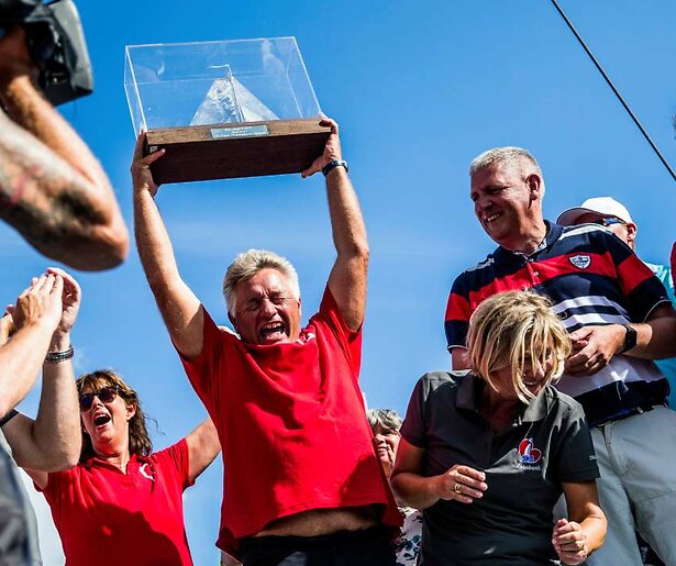 Maakt Douwe Visser de hoge verwachtingen waar tijdens het SKS-kampioenschap Skûtsjesilen?