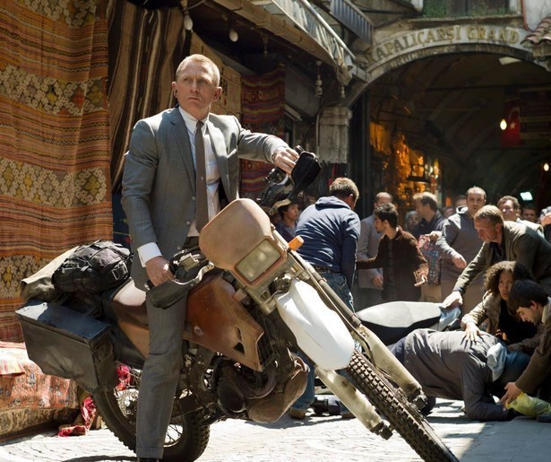 In Skyfall wordt James Bond neergeschoten en voor dood achtergelaten