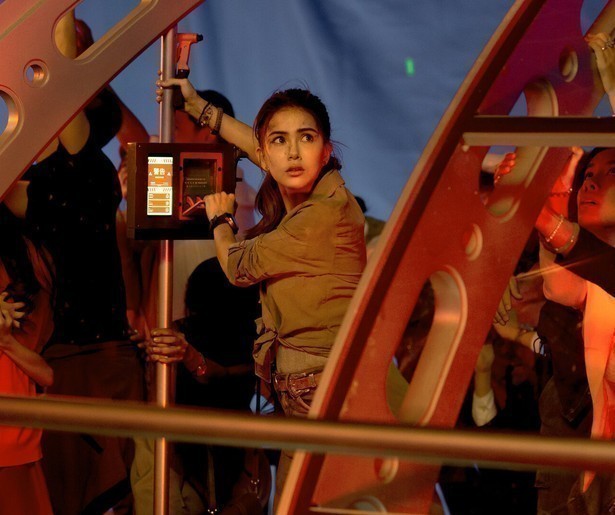 Jason Isaacs brengt een heel eiland vol toeristen in gevaar in Skyfire