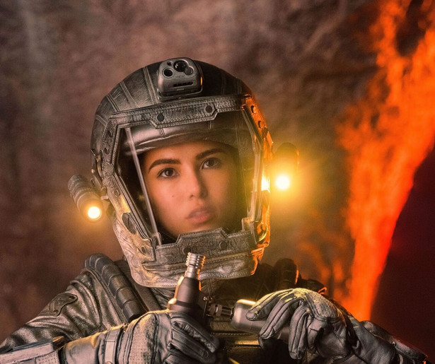 Hannah Quinlivan probeert Jason Isaacs te waarschuwen in Skyfire