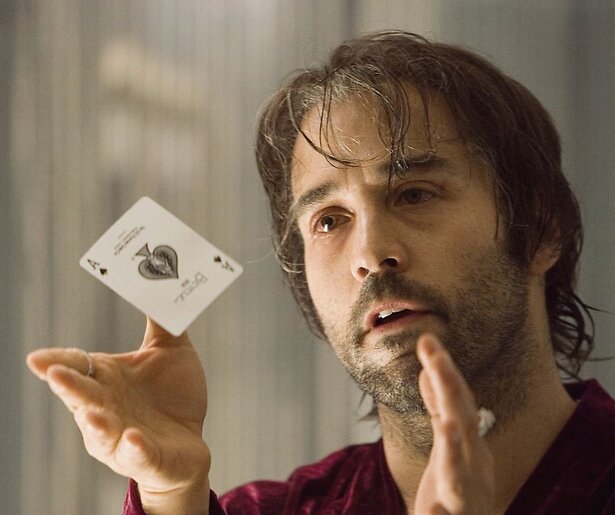 Jeremy Piven verandert in de meest gezochte goochelaar ter wereld in Smokin' Aces