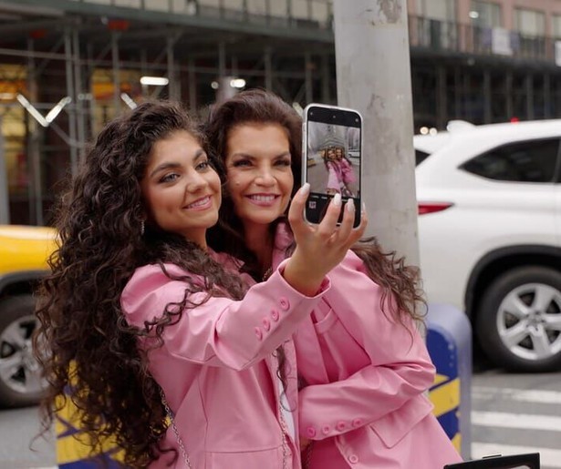 De hechte band tussen moeder en dochter slaat door in sMothered