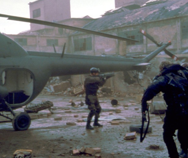 Tom Berenger schiet met scherp