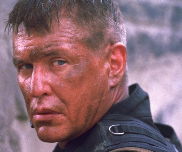 Tom Berenger schiet met scherp in actiefilm Sniper 2
