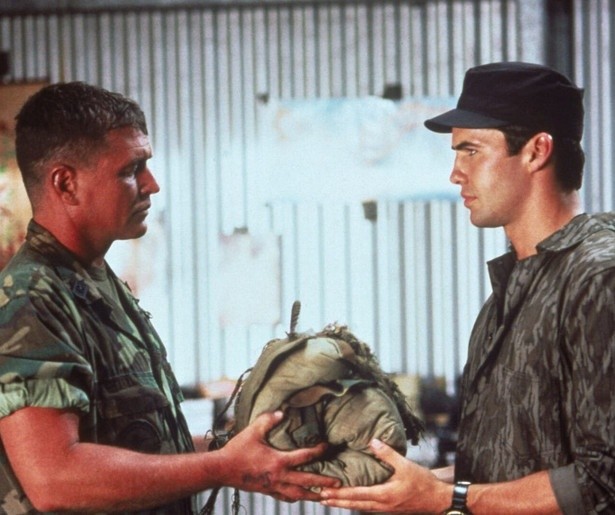 Tom Berenger jaagt op een rebellenleider in Sniper