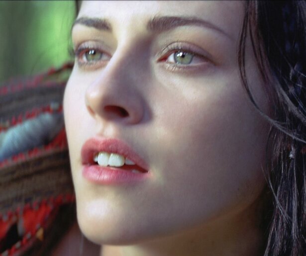 Kristen Stewart vecht terug in de duistere sprookjeswereld van Snow White and the Huntsman