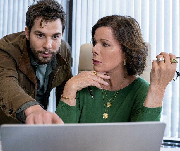 Skylar Astin brengt een lang bewaard geheim aan het licht in So Help Me Todd