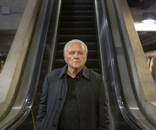 Paranormaal begaafde Anthony Hopkins moet een seriemoordenaar opsporen in Solace