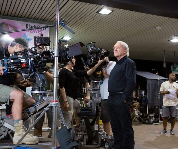 Paranormaal begaafde Anthony Hopkins moet een seriemoordenaar opsporen in Solace