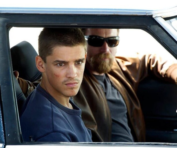 Brenton Thwaites maakt voor het eerst kennis met echte misdaad in Son of a Gun