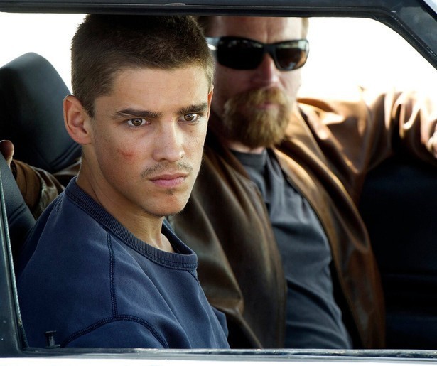 Ewan McGregor neemt Brenton Thwaites onder zijn hoede in Son of a Gun