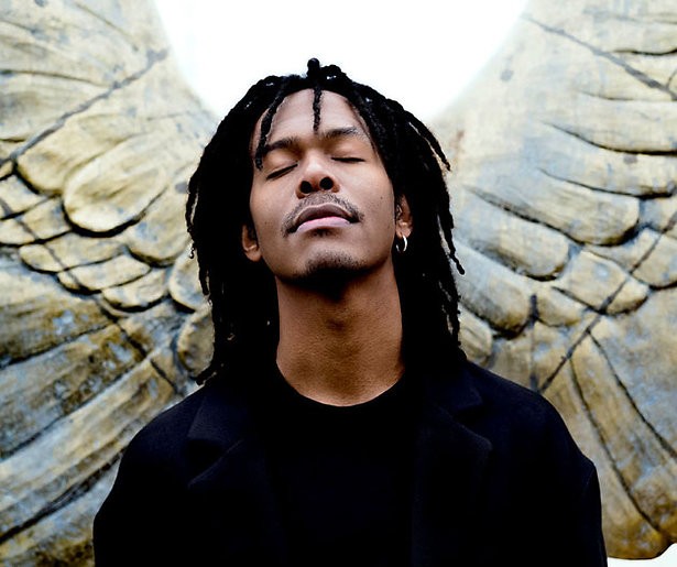 Videosnack: Kijk de videoclip Grow van Jeangu Macrooy