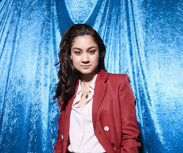 Komieken als Soumaya Ahouaoui lossen problemen op in De Fiksers op NPO 3