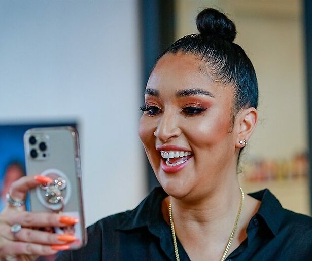 Soundos als jurylid in De Slimste Mens