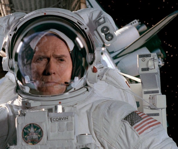 Clint Eastwood is plots een hoogbejaarde astronaut in Space Cowboys