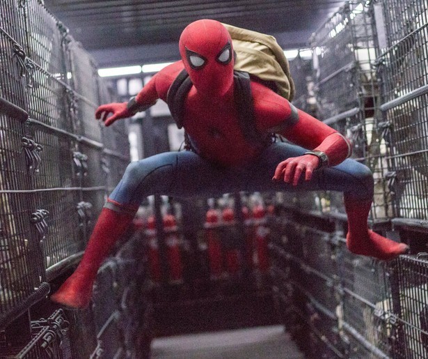 Tom Holland slingert aan zijn web in Spider-Man: Homecoming