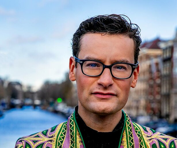 Splinter Chabot doet live verslag van de Canal Parade op NPO 2