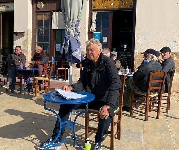 Lukt het Derk Bolt om Hella te herenigen met haar Griekse moeder?