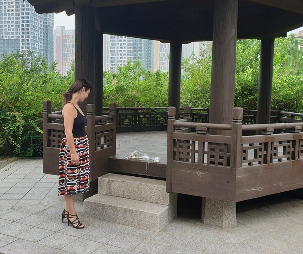 Sandrijn ontmoet haar biologische moeder in nieuwe aflevering Spoorloos