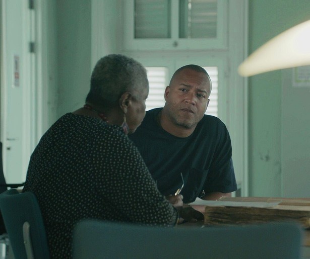 Everon Jackson Hooi duikt in het verleden van zijn voorouders in Sporen van Slavernij