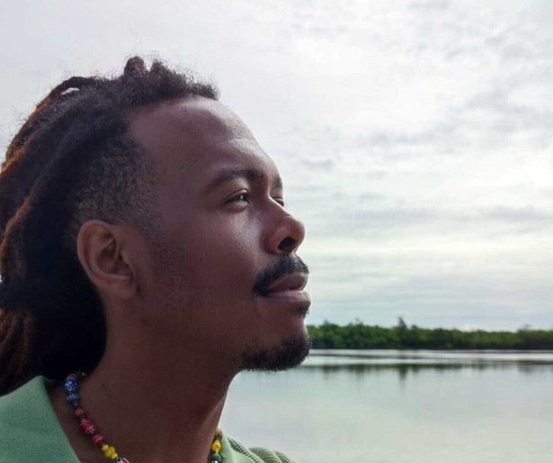 Jeangu Macrooy keert in Sporen van Slavernij terug naar Suriname