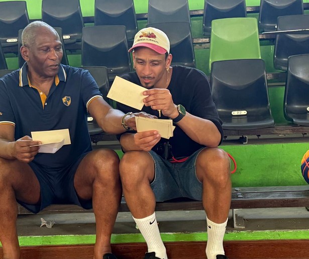 Worthy de Jong gaat op zoek naar informatie over zijn voorouders in Sporen van Slavernij