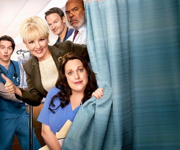 Ziekenhuispersoneel van St. Denis Medical bespreekt uitvaartplannen met elkaar