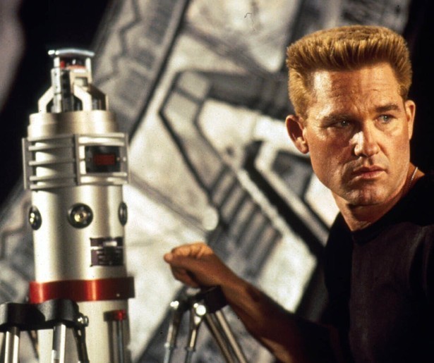 Kurt Russel staat voor een portaal naar een andere dimensie in Stargate