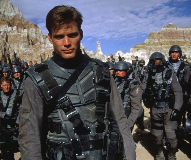 Paul Verhoeven levert met Starship Troopers een maatschappijkritische sci-fi epos af 