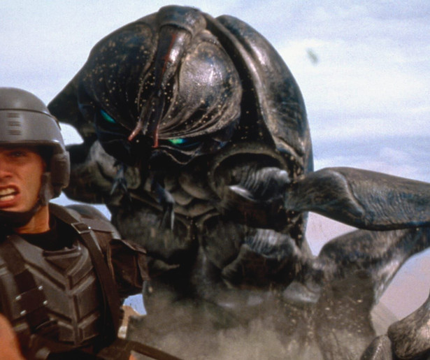 Casper Van Dien gaat de strijd aan met bloeddorstige insectachtigen in Starship Troopers