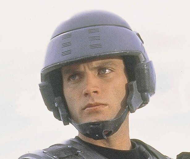 Paul Verhoeven laat het leger strijden tegen insecten in het maatschappijkritische Starship Troopers