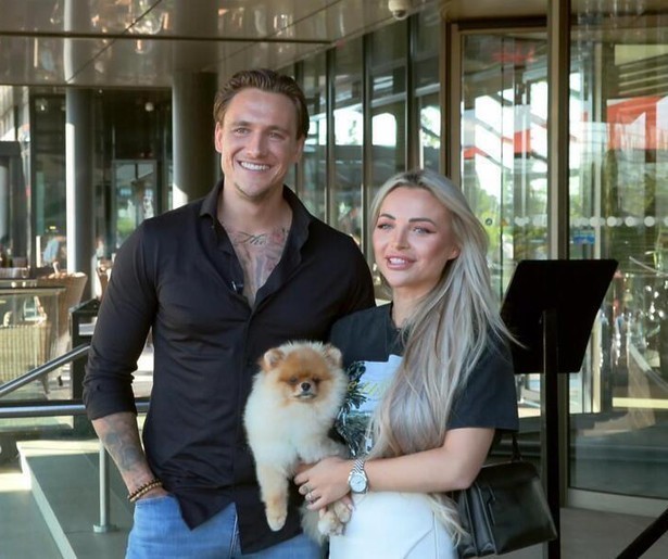 Influencers Jaimy en Mira maken opwachting in Steenrijk, Straatarm