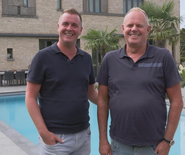 Ruud en Jorg openen de deur van hun imposante villa in Steenrijk, Straatarm
