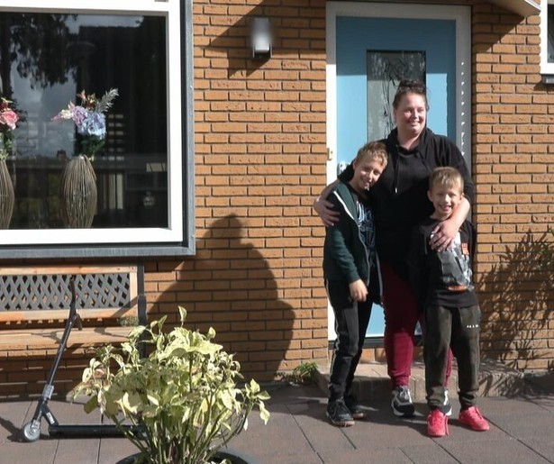 Sabine en haar zoontjes kunnen bijkomen op Corfu in Steenrijk, Straatarm