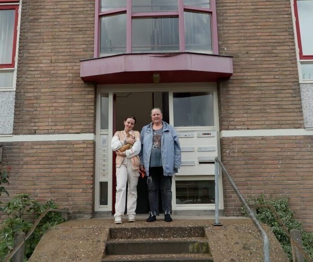 Karin en Noa genieten van luxe onder de Spaanse zon in Steenrijk, Straatarm