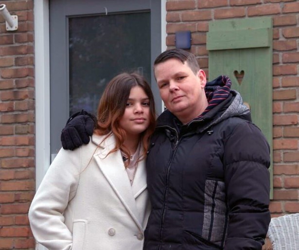 Saskia kan eindelijk een dagje shoppen met haar dochter in Steenrijk, Straatarm