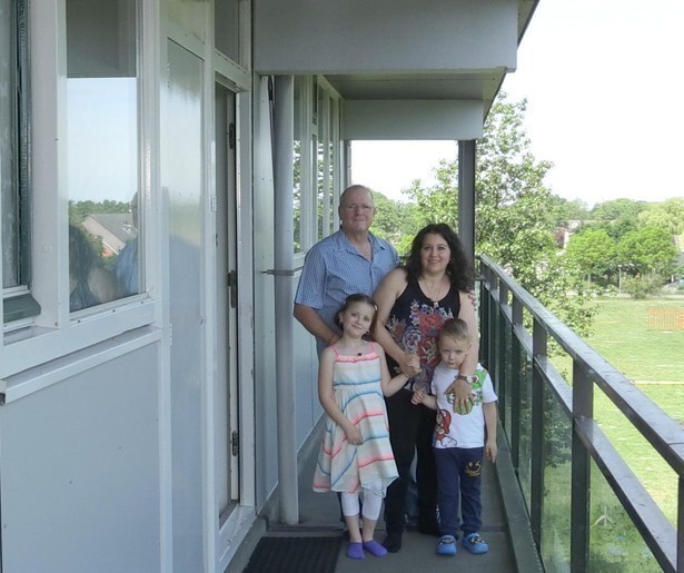 Michel en Monica hebben eindelijk eens veel te besteden in Steenrijk, Straatarm