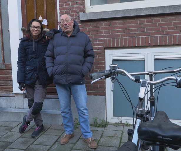 Richard en zijn zoon vertoeven een week lang in een luxe villa in Steenrijk, Straatarm