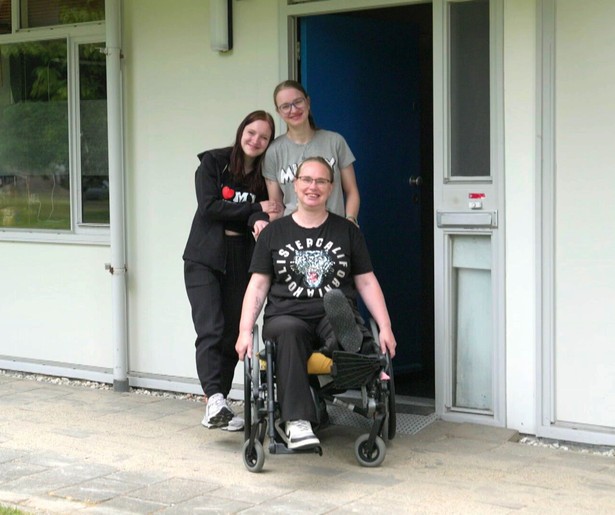 Alleenstaande moeder Stephanie ruilt met de welvarende Jens in Steenrijk, Straatarm