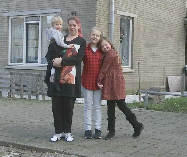 Alleenstaande moeder Barbara mag even genieten van luxe in Steenrijk, Straatarm