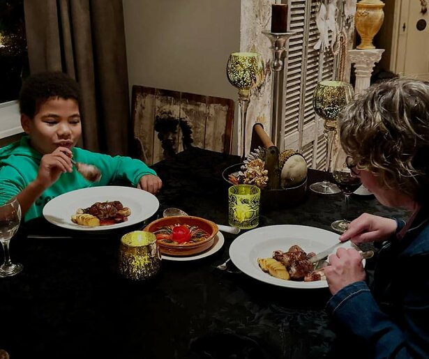 Han en Norma vertrekken naar het prachtige Kroatië in Steenrijk, Straatarm