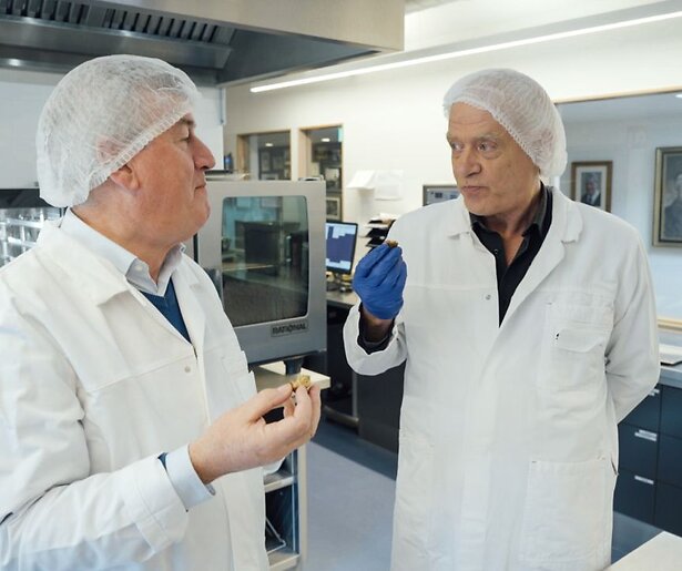 De vijfde smaak ontrafeld door de presentatoren van Keuringsdienst van Waarde