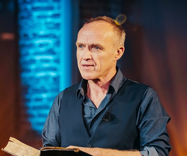 Stef Bos vat het kerstverhaal op zijn eigen manier samen in In het Licht van Kerst met Stef Bos