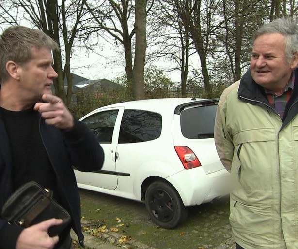 Alberto helpt de opgelichte vrienden in Stegeman op de Bres