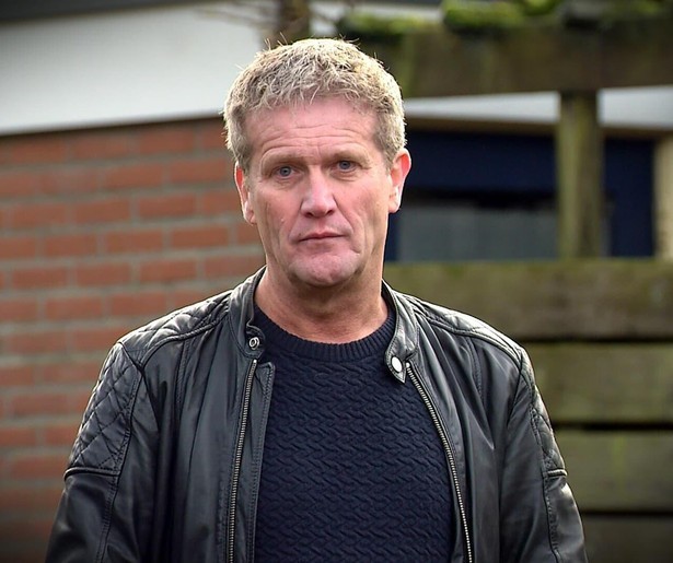 Alberto Stegeman confronteert Charity met haar schimmige praktijken in Stegeman op de Bres