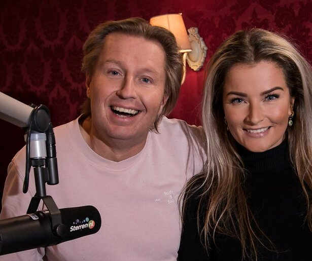 Jan Paparazzi en Emilie Sleven halen herinneringen op in Nederlandstalige Top 1000: Stemweek