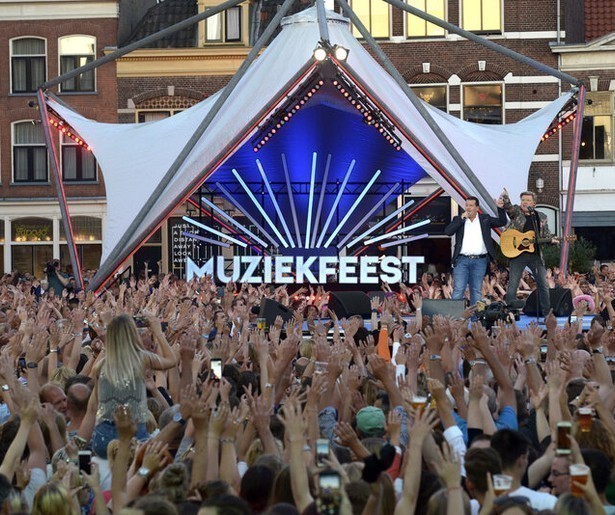 tros muziekfeest op het plein