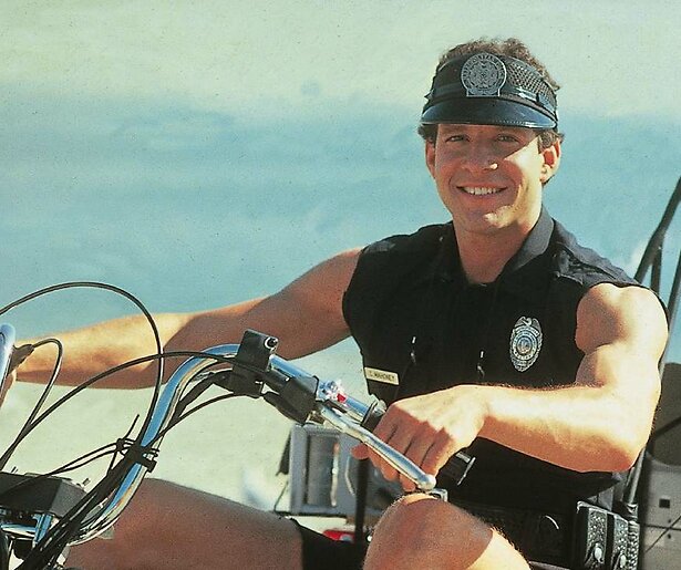 Steve Guttenberg beleeft zijn eerste werkdag in Police Academy 2: Their First Assignment
