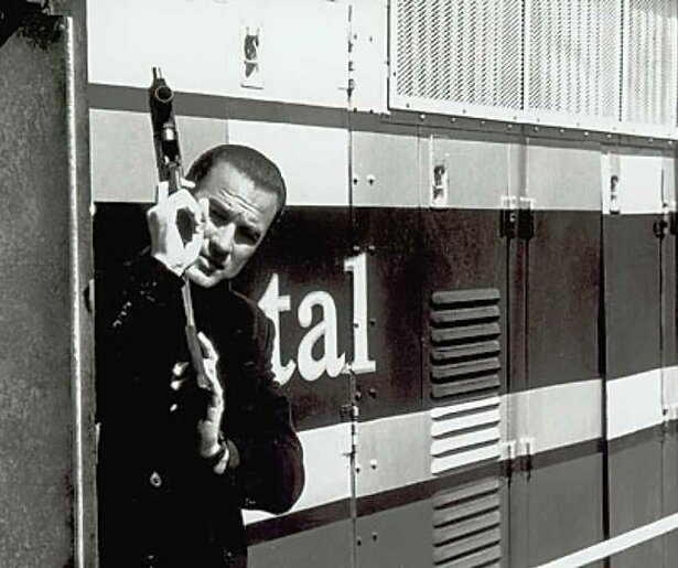 Steven Seagal heeft in Under Siege 2: Dark Territory een duidelijk doel voor ogen